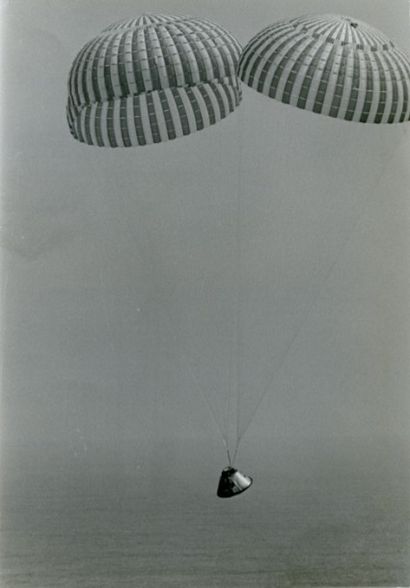 NASA - 1969 Aterrissage de la capsule de la mission Apollo 9 dans l'océan Atlantique...
