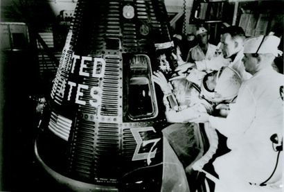 NASA - 1962 L'astronaute Walter Shirra est assisté par le pilote de secours L. Gordon...