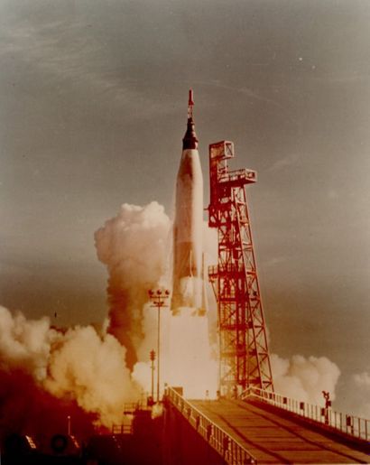 NASA - 1962 Décollage de la fusée Atlas et de son vaisseau Sigma 7 le 3 octobre 1962....
