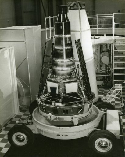NASA - 1964 Rare vue de la sonde Rangers VII avant sa mise sous coiffe. La sonde...