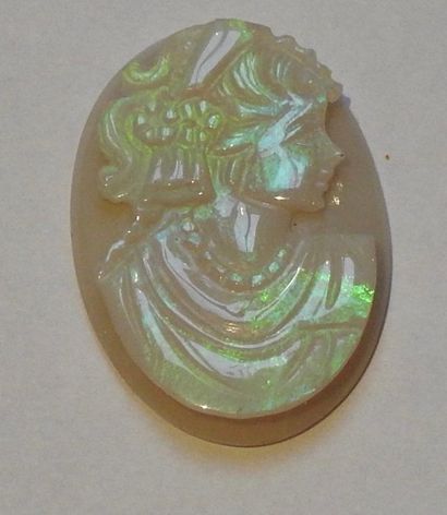 null Camé en opale noble au buste féminin dans le goût de l’Antique.L : 3,5cm
