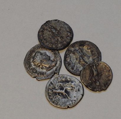 null Cinq monnaies romaines d’argent.