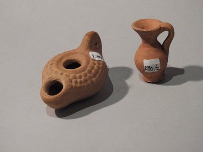 null Deux petits objets diminutifs.Lampe et vase.

Jouets d’enfants.Style romain