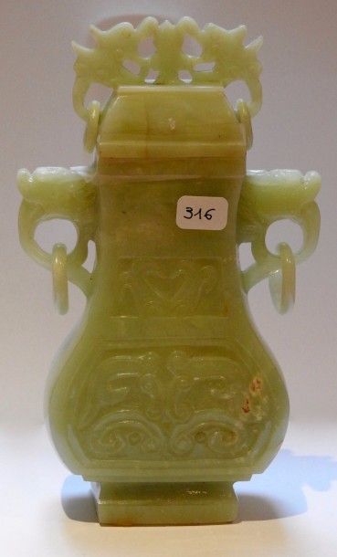 null Vase.Jade néphrite céladon.Chine.Réplique faite en l’honneur des anciennes dynasties.Circa...