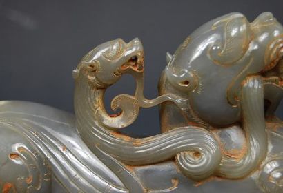 null Tigre maîtrisant un serpent,symbole du yang protecteur.Jade.L :18,5cm.

Chine.Epoque...