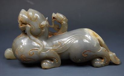 null Tigre maîtrisant un serpent,symbole du yang protecteur.Jade.L :18,5cm.

Chine.Epoque...