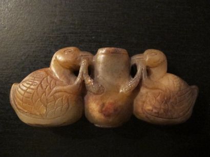 null Composition des deux canards mandarins au vase sacré,symbole d’harmonie conjugale.L:9,5cm.Chine.Style

ou...