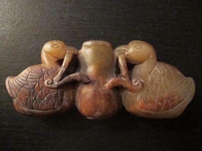 null Composition des deux canards mandarins au vase sacré,symbole d’harmonie conjugale.L:9,5cm.Chine.Style

ou...