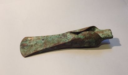 null Hache à ailerons terminaux

Bronze 18 cm

Age du bronze

Ancienne colleciton...