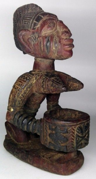 null Statuette d'une maternité porteuse de coupe Yoruba, Bénin. Dimensions : 335...
