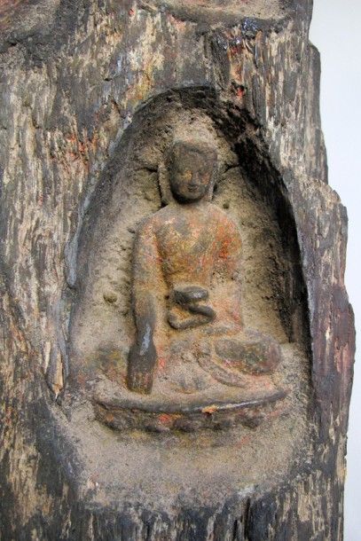 null Asie. Importante colonne sculptée comportant 9 bouddhas. Dimensions : 73 x 26...