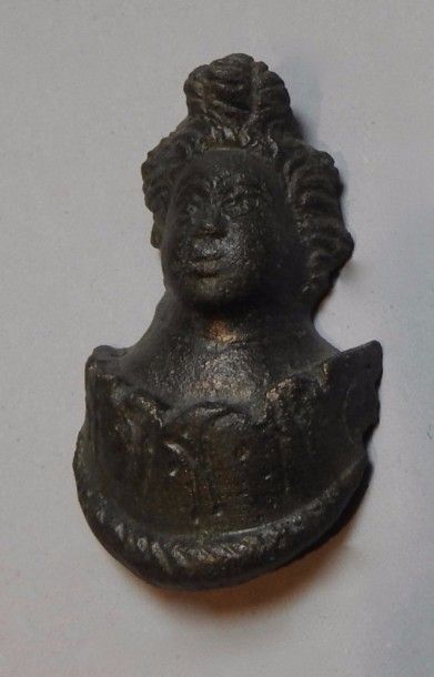 null Buste de divinité représentant un enfant

Bronze 5,5 cm

Période gallo romaine...