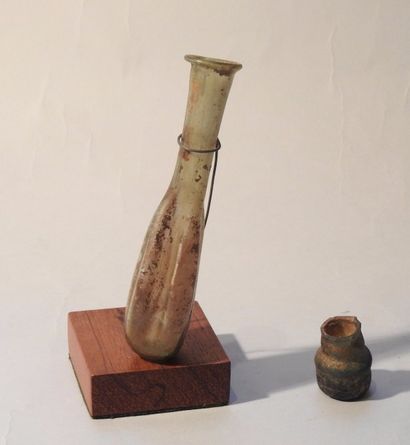 null Vase lacrymatoire en verre à panse à cotes ?On y joint un petit vase votif (Iran)...