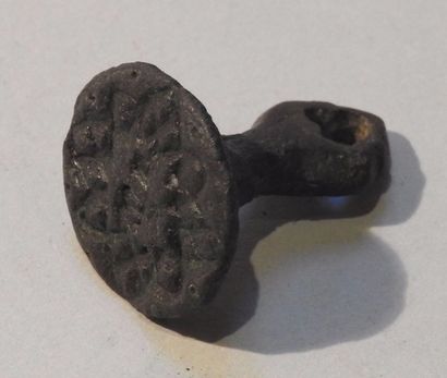 null Sceau en bronze à décor de peigne ou de clé

Bronze 2,5 cm

Période médiévale...