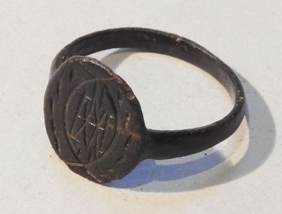 null Bague à décor de monogramme H

Bronze diamètre interne 1,7 cm

Période médiévale...