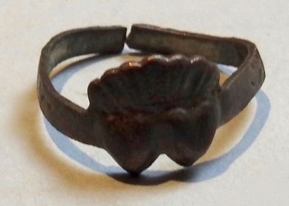null Bague de foi aux deux cœurs (anneau fendu)

Bronze diamètre interne 1,9 cm

Période...