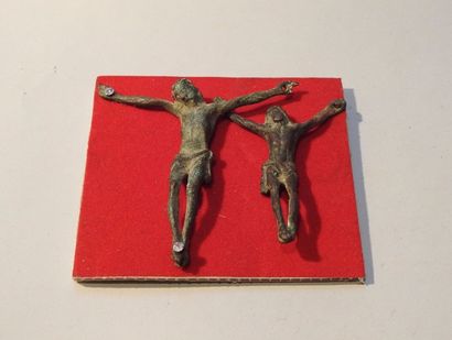 null Deux christs les bras écartés 

Bronze 7 cm

Période médiévale XVI-XVIIIème