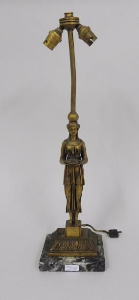 null Pied de lampe en bronze figurant une femme
H : 53 cm 