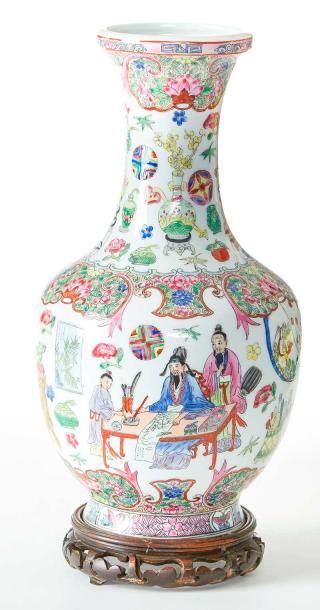 null Chine 

Vase en porcelaine à décor de moines en relief sur le col et de scènes...