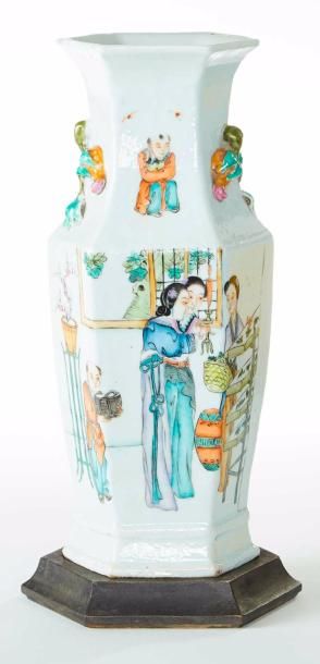 null Chine 

Vase en porcelaine de canton polychrome à décor de personnages, d'animaux...