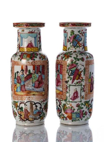 null Chine

Paire de Vases en porcelaine et émaux polychromes à décor d’objets de...