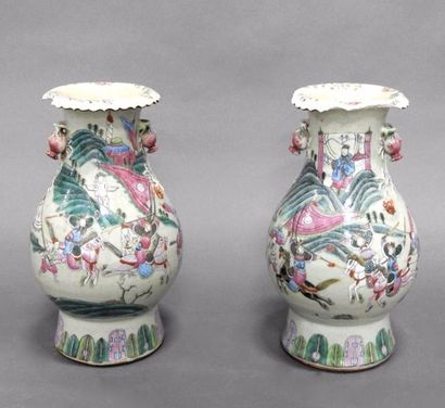 null Chine. Paires de vases en porcelaine de nankin polychromes représentant des...