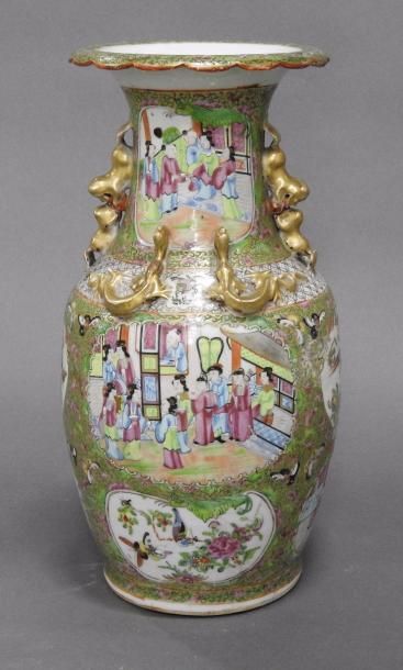 null Chine. Vase en porcelaine de canton et émaux polychromes représentant des scènes...