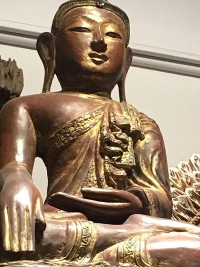 null Bouddha en méditation en position de bhumiparsha mudrâ, prise de la terre à...