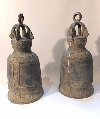 null Très belle paire de cloches de temple en bronze finement sculpté Thaïlande XVIII°...