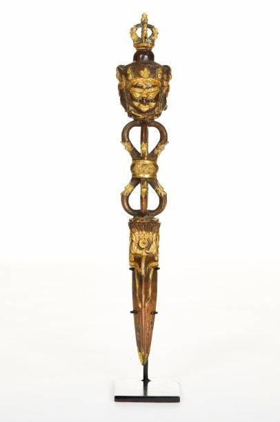 null Phurbu en bronze doré et cuivré surmonté de quatre têtes de bouddha et de son...