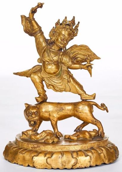 null Démon Vajrapani en bronze doré sur un félin, représentation en trois éléments...