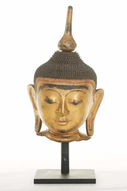 null Belle et grande tête de bouddha à l'expression sereine.

Laque dorée. Birmanie,...