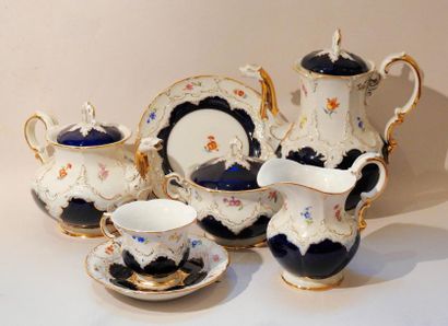 null Meissen

Service à thé, café en porcelaine polychrome fond bleu, décor floral...