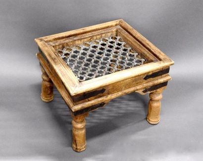null Tabouret en bois naturel de forme carré, assise métal ajouré.

Il repose sur...