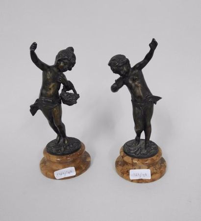 null Une paire de sculptures en bronze figurant deux enfants
 H : 25 cm