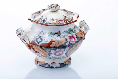 null Bonbonnière couverte en porcelaine polychrome à décor floral

H 14 cm