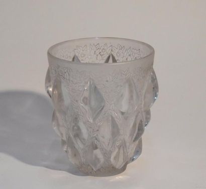 null Lalique France

Vase mode?le « Rampillon », cre?e? en 1927 Vase en verre presse?...