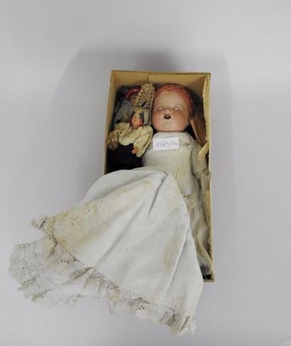 null Une poupée Armand Marseille avec vêtements et trois mignonettes
 