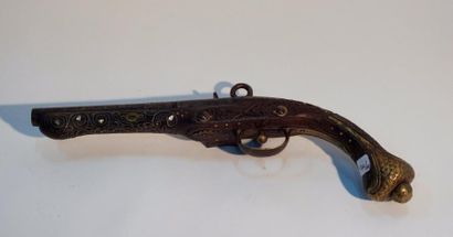 null Pistolet oriental à silex en bois, métal et nacre

L 45 cm