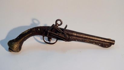 null Pistolet oriental à silex en bois, métal et nacre

L 45 cm