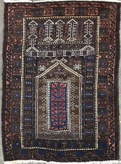 null Caucase. Petit tapis à fond brun à décor de mihrab dans des bordures géométriques.

120...