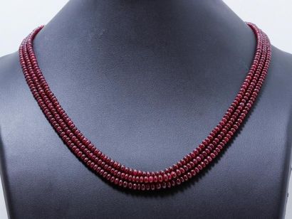 null Collier composé de 3 rangs de perles de rubis en chute d'environ 2.4 à 5.30...
