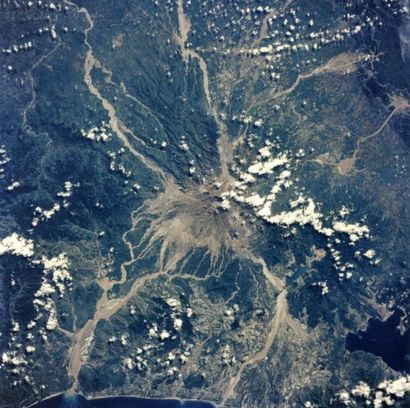 null NASA Terre. Asie. Philippine. Volcan Pinatubo. Vue photographique depuis la...