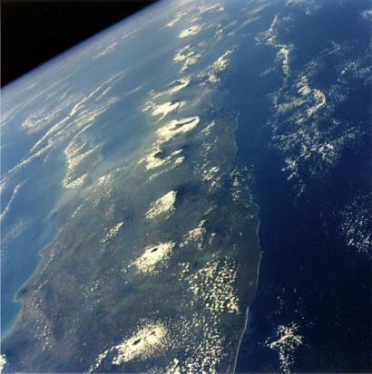 null NASA Vue du globe terrestre depuis la navette spatiale (Mission STS-46). une...