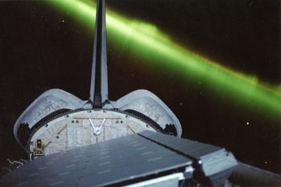 null NASA Exceptionnelle vue d'une aurore australe depuis l'intérieur de la navette...