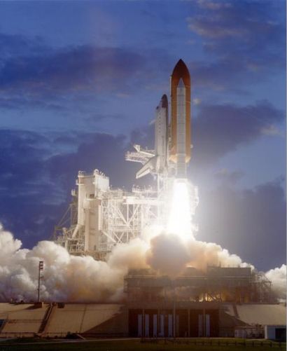 null NASA Décollage au petit matin de la navette spatiale Endeavour (Mission STS-108)...