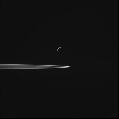 null NASA Vue de la lune de Saturne Enceladus au dessus d'un anneau de Saturne depuis...