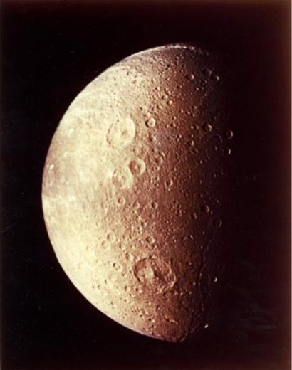 null NASA Rare. Impressionnante vue de la lune de la planète Saturne : Dioné le 13...