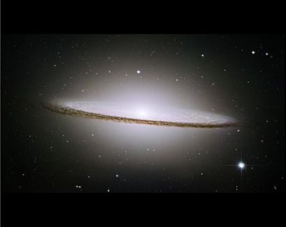 NASA Hubble. Galaxie Messier 104 située dans...