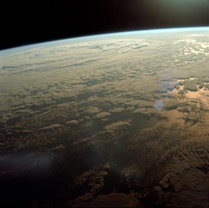 null Apollo 11, Juillet 1969. Impressionante et rare vue de la Terre depuis le module...